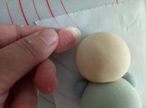 开始组合，将耳朵刷一点牛奶粘到头部上方