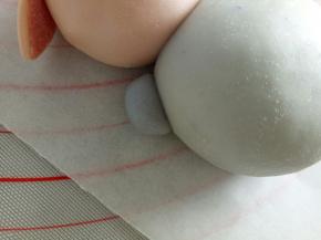 肩膀粘到身体上方两侧