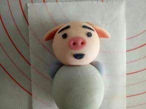 眼睛，嘴巴，鼻子，眉毛都刷一层牛奶粘到合适的位置(上面步骤中忘记拍鼻子的照片了，大家做的时候记得提前做好)