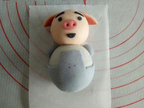 把猪猪的衣服穿上