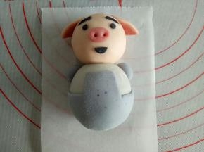 把猪猪的衣服穿上