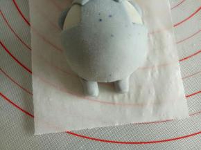 小短腿儿粘到身体下方合适位置