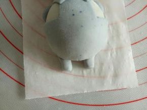 小短腿儿粘到身体下方合适位置