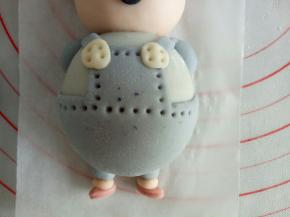 用竹签压出衣服的机车走线，记得把步骤14中小P猪的脚掌也粘上去哈