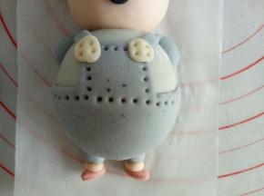 用竹签压出衣服的机车走线，记得把步骤14中小P猪的脚掌也粘上去哈