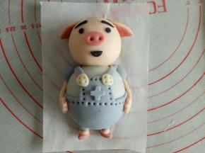 最后把胳膊粘上，然后用食指沾一点干的红曲粉，给小P猪抹上腮红(我忘记抹了)