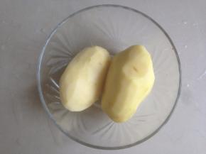 把土豆削皮洗干净