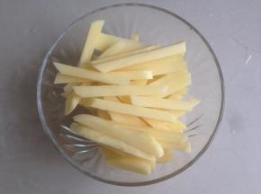 切成条状，不要切得太细，然后用清水冲洗一下表面的淀粉