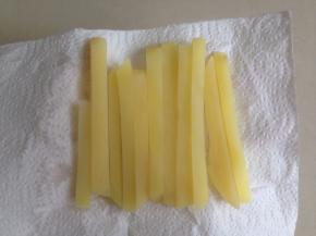 如果放凉后还是有水分，就用厨房纸吸干多余的水分