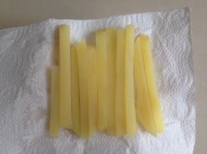 如果放凉后还是有水分，就用厨房纸吸干多余的水分