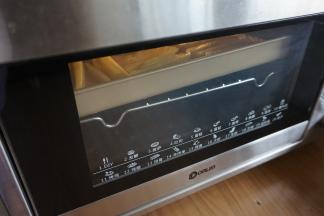 把东菱K40C烤箱预热到225度，一般预热时间要10分钟以上，将烤盘放在烤架上，放在中上层，烘烤25分钟左右，最后5分钟把烤盘取出，用筷子将薯条翻面。一定要烘烤充足，这样烤出来的薯条才会脆，否则是软软的，如果你喜欢吃软软的薯条就别烤太干了