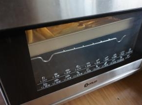 把东菱K40C烤箱预热到225度，一般预热时间要10分钟以上，将烤盘放在烤架上，放在中上层，烘烤25分钟左右，最后5分钟把烤盘取出，用筷子将薯条翻面。一定要烘烤充足，这样烤出来的薯条才会脆，否则是软软的，如果你喜欢吃软软的薯条就别烤太干了