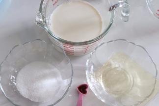 准备好食材，牛奶和淡奶油混合均匀。如果没有香草精的话，可以不加，淡奶油也可以选择替换成牛奶，只做成牛奶冻。奶液中加入白砂糖，搅匀。加入少量的香草精，搅匀。