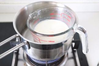 隔热水，加热奶液。奶液温度大约控制到40-50度。