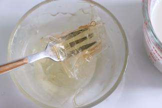 吉利丁片，剪条状，浸泡到冷水中，水是之前冷藏过的。泡软，就可以了。记得水一定要冷藏过或者冰水，否则吉利丁片会融化。