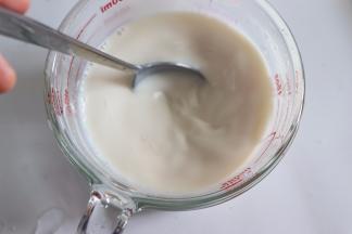 软的吉利丁片加入到还有温度的奶液中，搅拌融化。