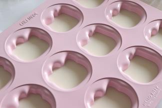 倒入到学厨HelloKitty12连模中，放入冰箱冷藏到奶冻凝固，大约30分钟左右。