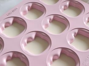 倒入到学厨HelloKitty12连模中，放入冰箱冷藏到奶冻凝固，大约30分钟左右。