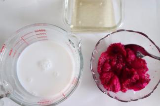 准备火龙果椰奶层的食材。