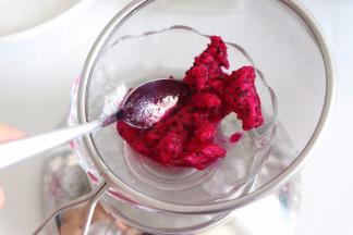 火龙果取汁，不要果肉和黑籽。20克即可。