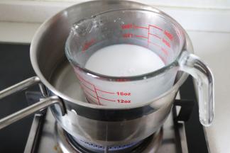 椰奶根据自己口味是否加糖，我的没加。隔水加热到40-50度左右。