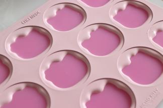 倒入到已经凝固好的椰奶层上。继续放入冰箱，冷藏大约4小时左右，就可以了。