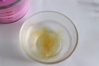 之后倒入火龙果液，搅匀。吉利丁片，浸泡冷水，泡软后放入温热椰汁液中搅拌融化。