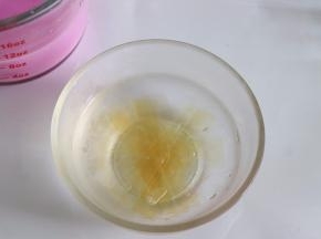 之后倒入火龙果液，搅匀。吉利丁片，浸泡冷水，泡软后放入温热椰汁液中搅拌融化。