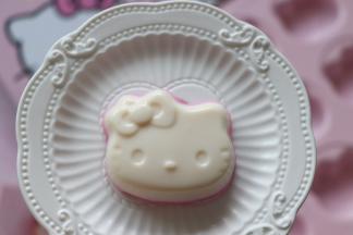 脱模后，再冷藏1小时左右， Q弹的小Kitty奶冻就完成了。