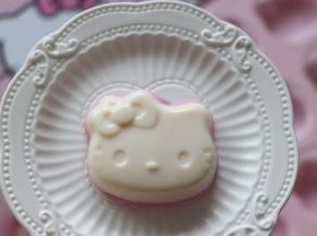 脱模后，再冷藏1小时左右， Q弹的小Kitty奶冻就完成了。