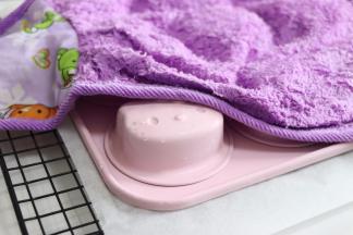 拿出后，用热毛巾敷底部，就可以脱模了，不要过度热敷，否则会融化。