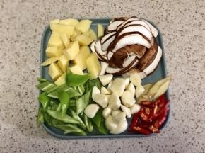 准备其他食材，多放蒜哦，味道特别好，其他的土豆金针菇也可以换成别的喜欢的蔬菜，例如金针菇，油菜等等，能吃辣小米辣也可以加量