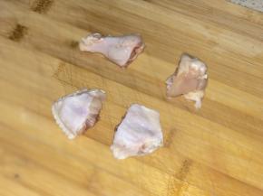 用刀剁开，一分为2，如果鸡翅非常大，那就剁三瓣