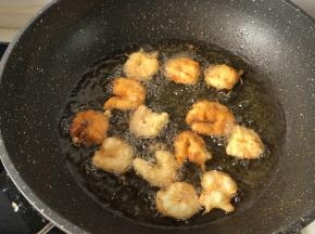 放锅里中小火油炸