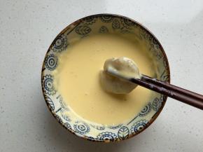 锅中放油烧热，虾仁放调好的面糊中裹均