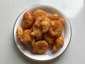 炸至金黄即可控油捞出