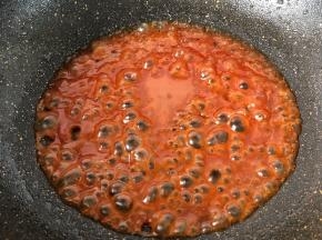 锅里留底油放入调好的糖醋酱汁煮开浓稠