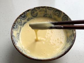 调面糊：鸡蛋打散1勺面粉2勺玉米淀粉少许水调成糊状（面糊能挂住虾仁）