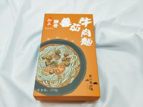 准备一盒豚骨番茄牛肉面。