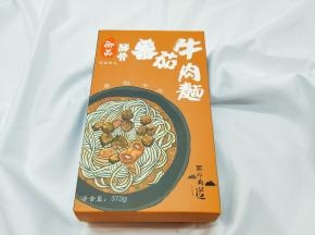 准备一盒豚骨番茄牛肉面。
