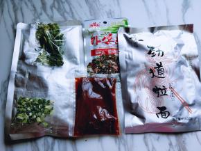 打开包装，配菜齐全。