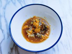 首先将牛肉包包装打开，倒入碗中。