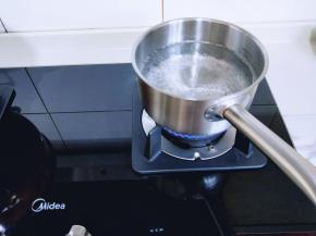 锅中加入纯净水烧开。