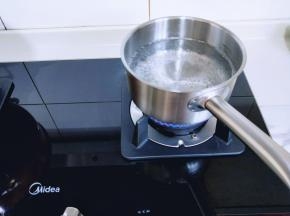锅中加入纯净水烧开。