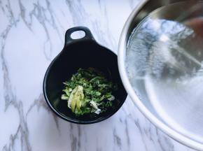 将葱花青菜倒入碗中，倒入沸水，将葱花，青菜泡开。