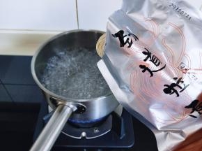 锅中加入清水，煮沸，下面。