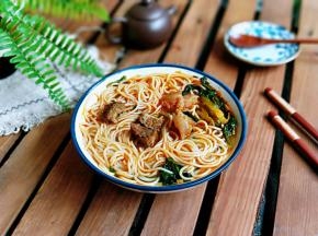 再将煮好的面放入汤中。