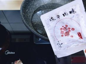 首先将冻干肉燥放入锅中，煮沸。