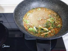 再加入担担面汤底，葱花，菜干。