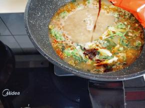 再加入辣椒油。（辣椒油的量可以根据个人口味放，我放了一半）